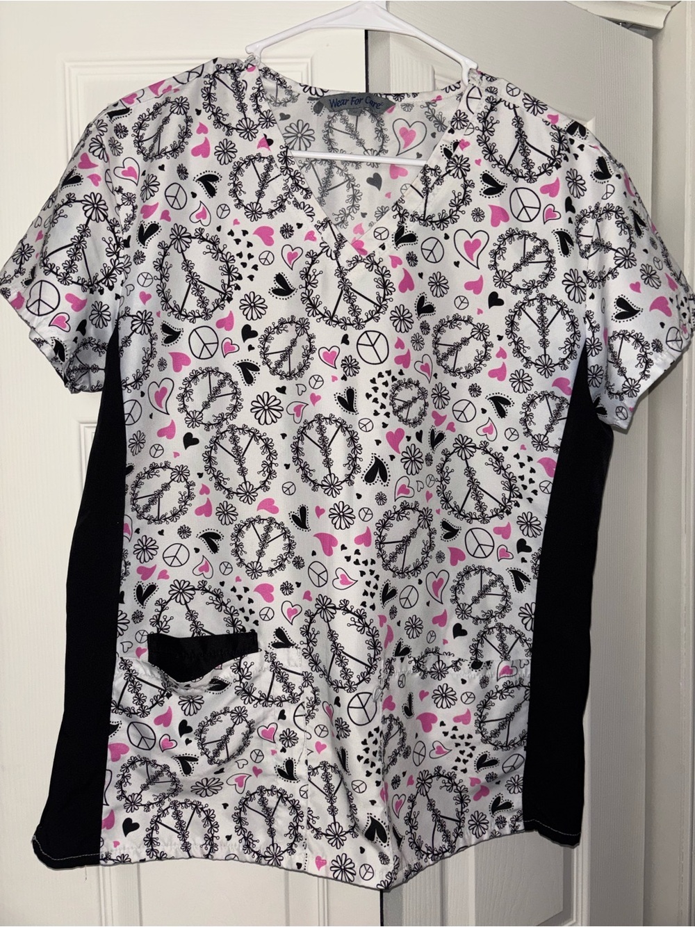 Wear For Care Peace Sign Hearts Floral Scrub Top Women’s Medium Black Pink
